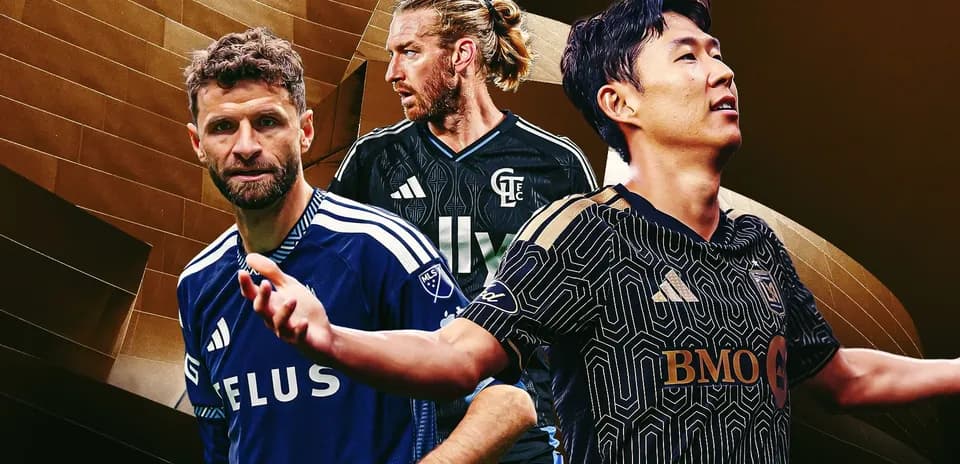 Tres jugadores de fútbol en diferentes camisetas de equipo