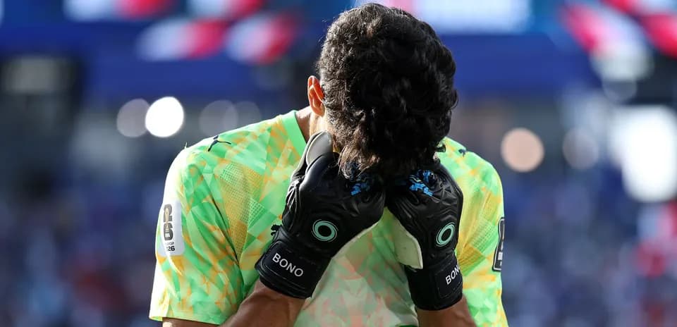 Portero con las manos en la cabeza durante el partido