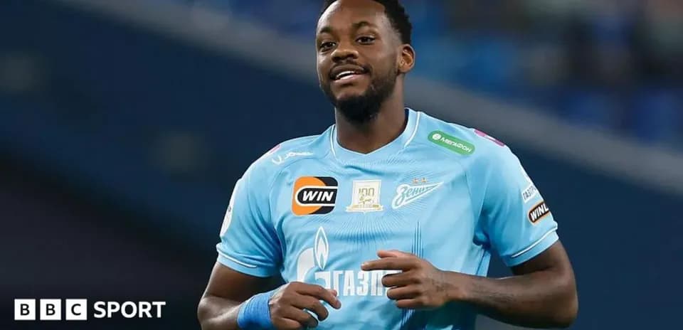 Jugador de Zenit en uniforme azul sonriendo en el campo