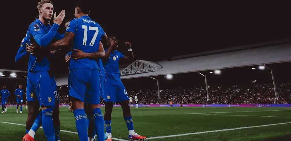 Jugadores celebrando un gol en el estadio Fulham