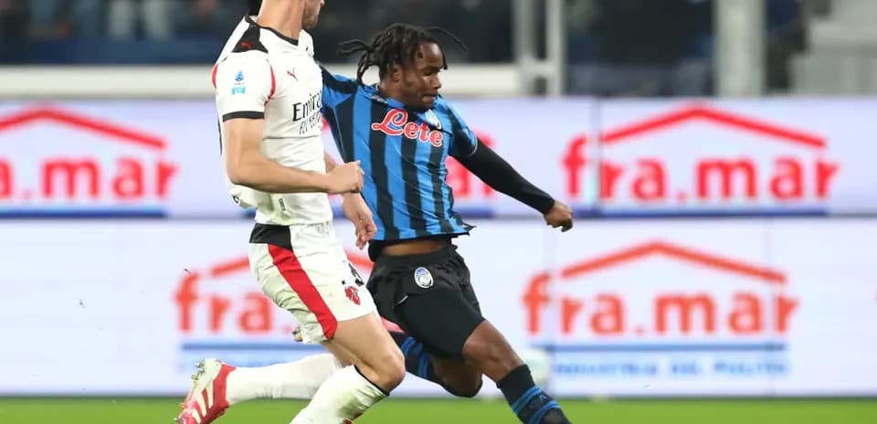 Jugador de Atalanta driblando a defensor de AC Milan