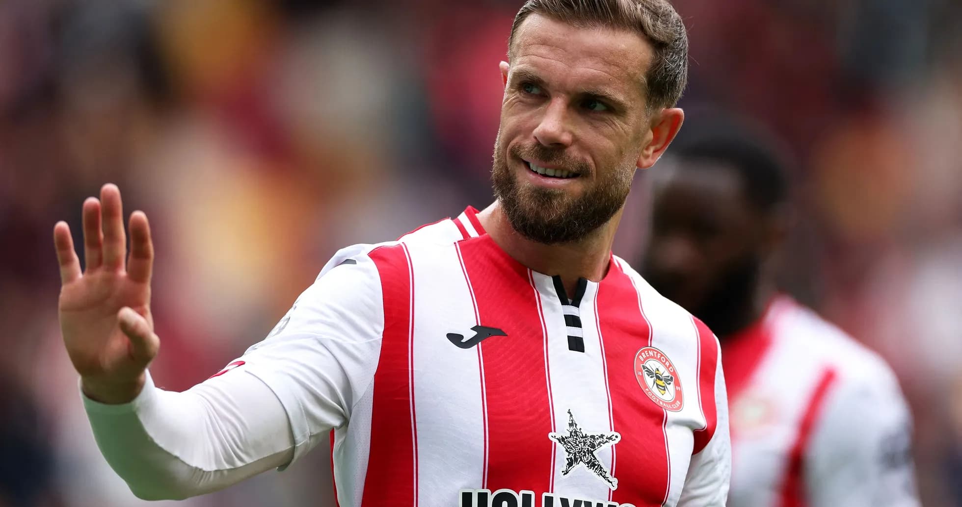 Jugador de Brentford saludando en el campo