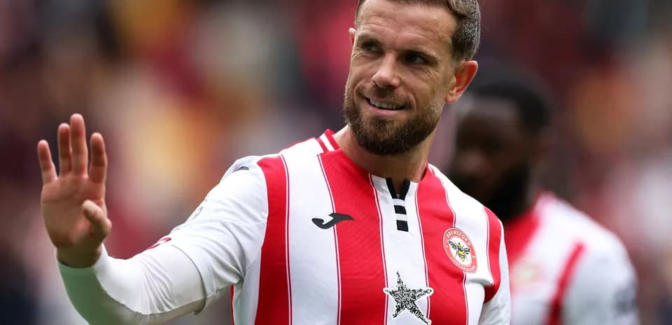 Jugador de Brentford saludando en el campo