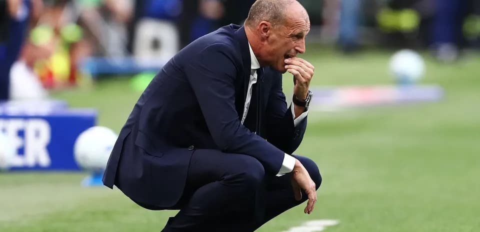Entrenador agachado en la línea de banda