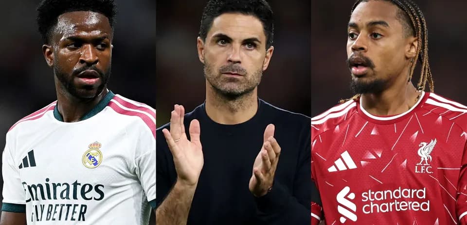Tres jugadores de fútbol en diferentes uniformes de equipo