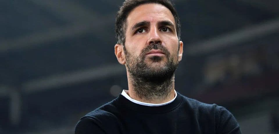 Hombre observando en un estadio de fútbol