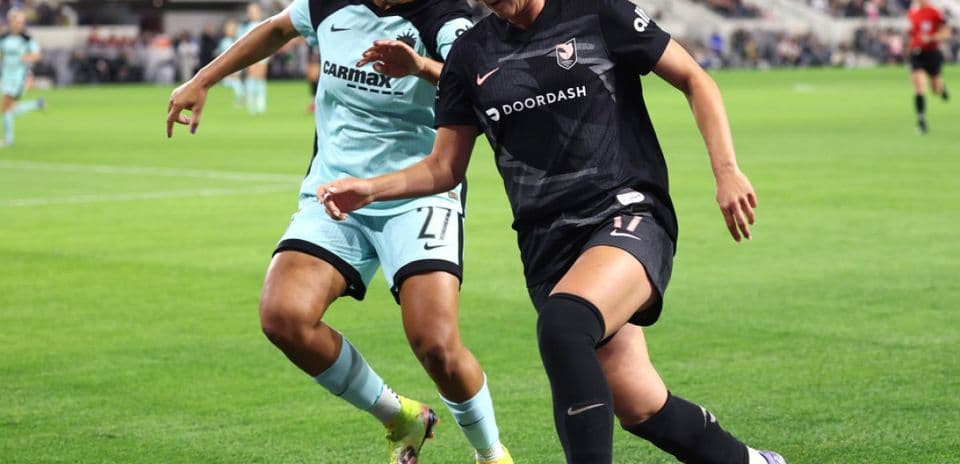 Dos jugadoras compitiendo por el balón en el partido