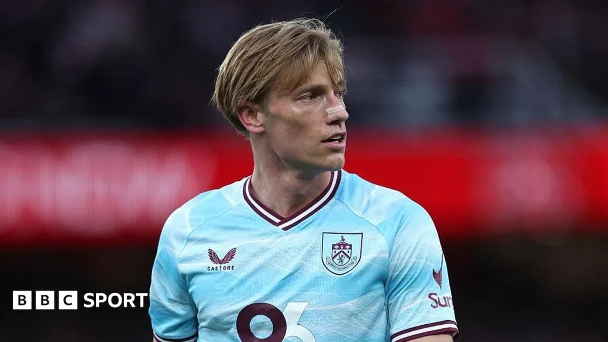 Jugador de Burnley en acción durante el partido