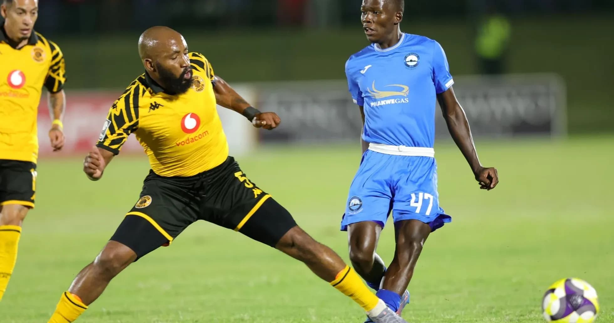 Jugador de Kaizer Chiefs driblando a oponente de la competencia