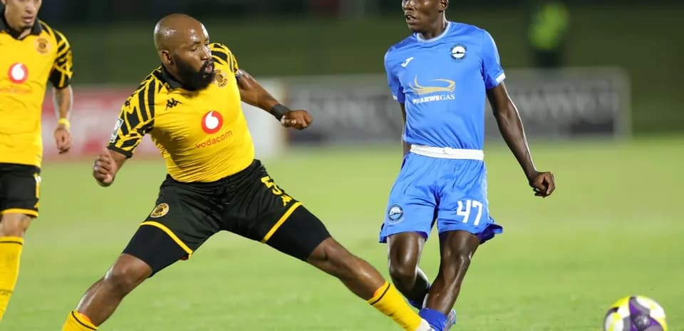 Jugador de Kaizer Chiefs driblando a oponente de la competencia