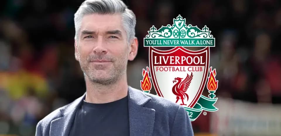 Hombre posando con logo del Liverpool FC de fondo