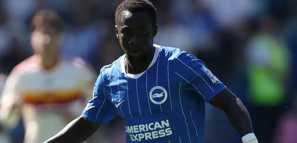 Jugador de Brighton corriendo con el balón en campo