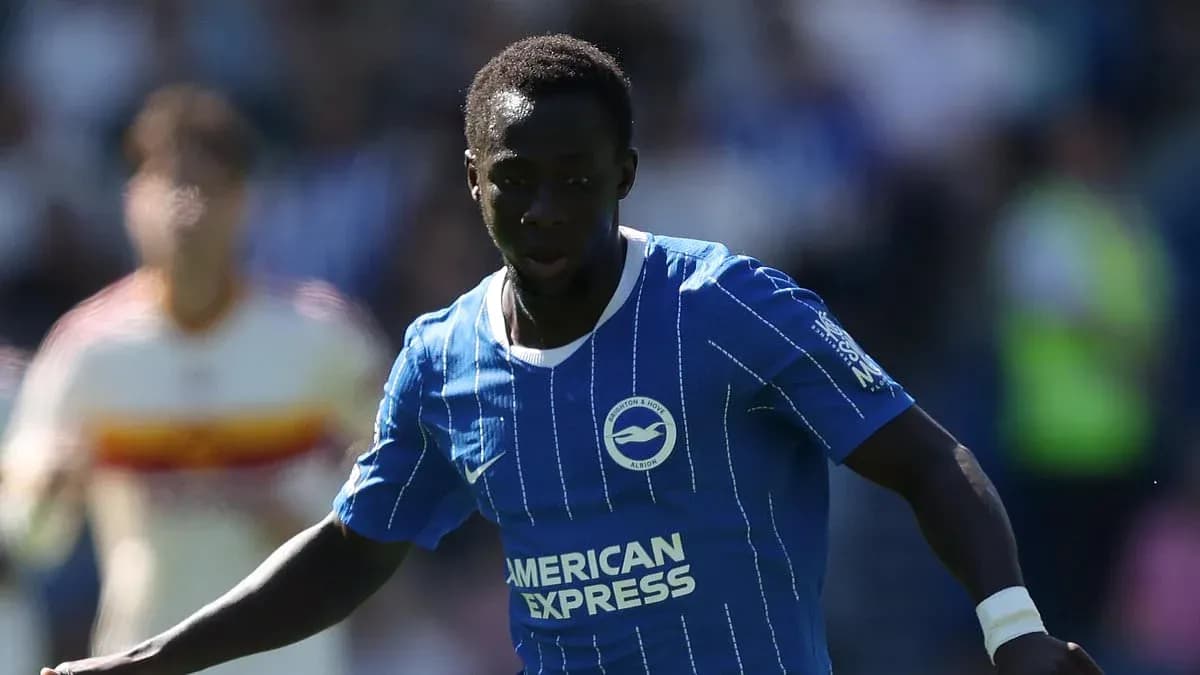 Jugador de Brighton corriendo con el balón en campo
