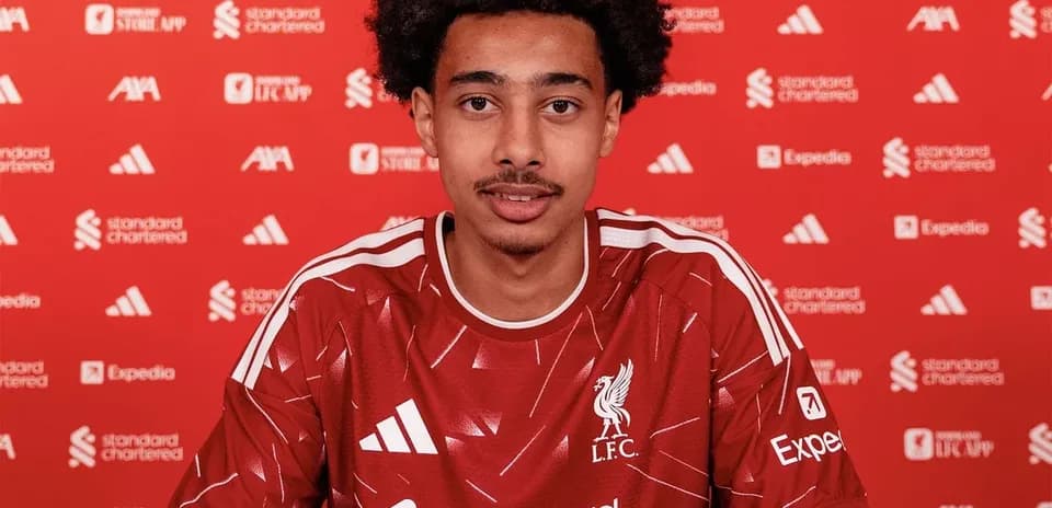 Jugador de Liverpool firmando contrato en presentación