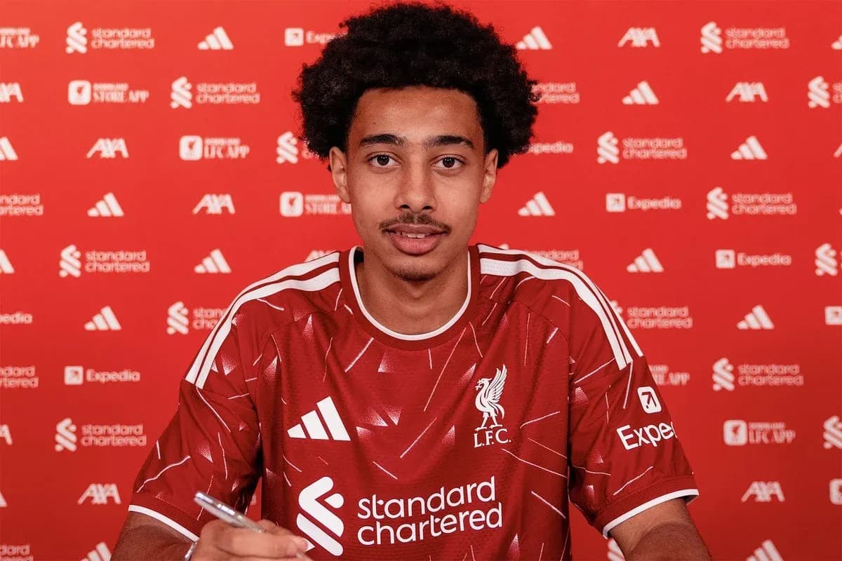 Jugador de Liverpool firmando contrato en presentación