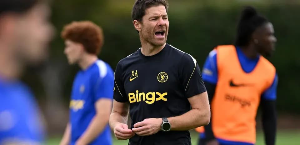 Entrenador dirigiendo sesión de entrenamiento con jugadores