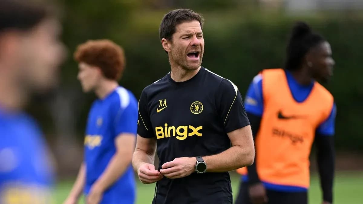 Entrenador dirigiendo sesión de entrenamiento con jugadores