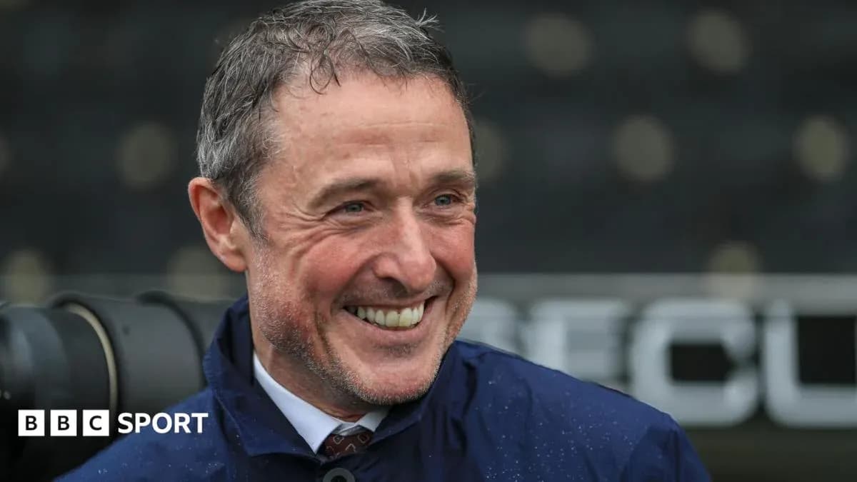 Entrenador sonriendo durante una conferencia de prensa