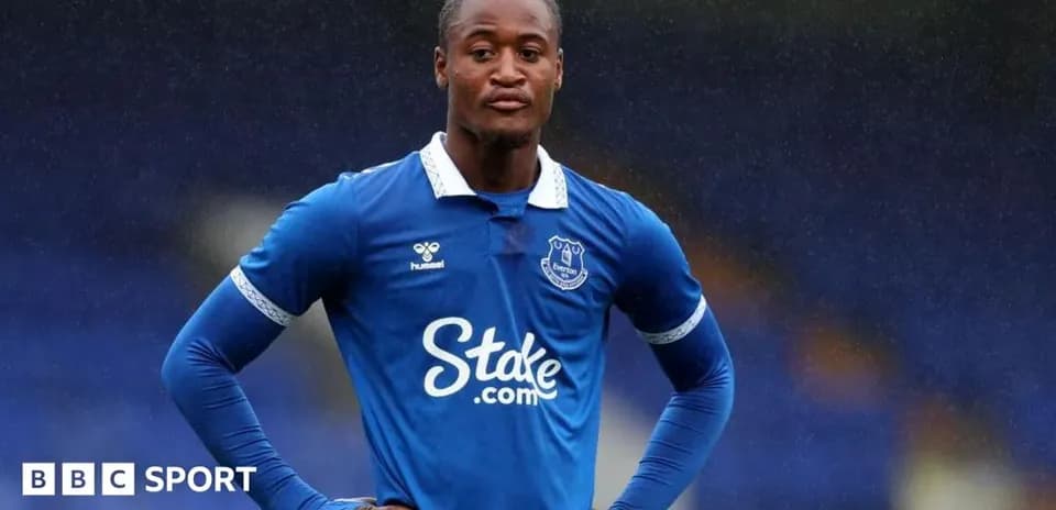 Jugador de Everton en camiseta azul durante entrenamiento