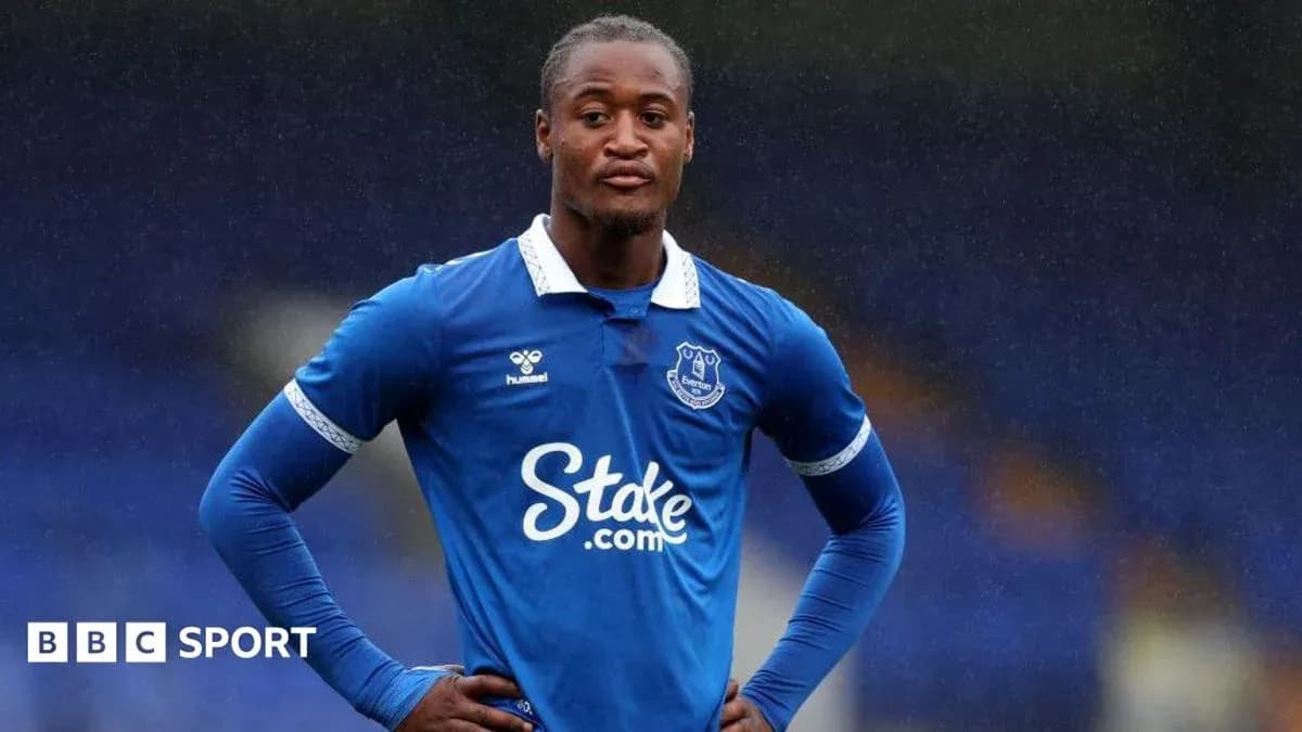 Jugador de Everton en camiseta azul durante entrenamiento