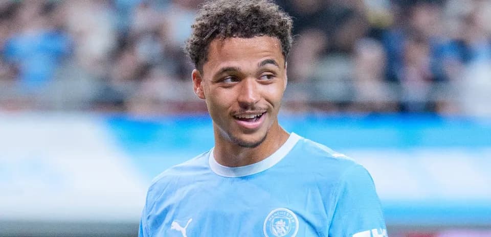 Jugador de Manchester City sonriendo durante el partido