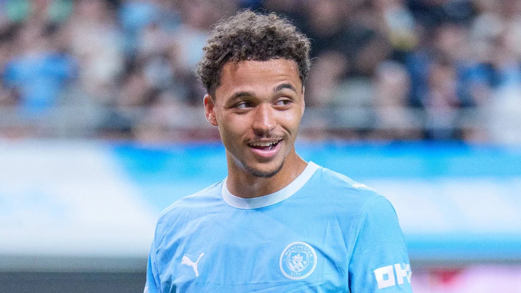 Jugador de Manchester City sonriendo durante el partido