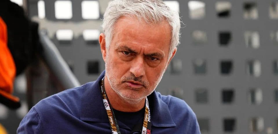 Entrenador en un evento deportivo con mirada seria