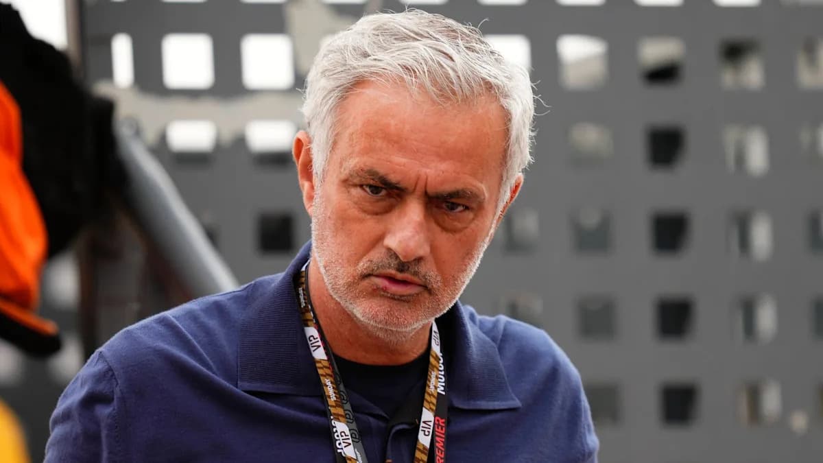 Entrenador en un evento deportivo con mirada seria