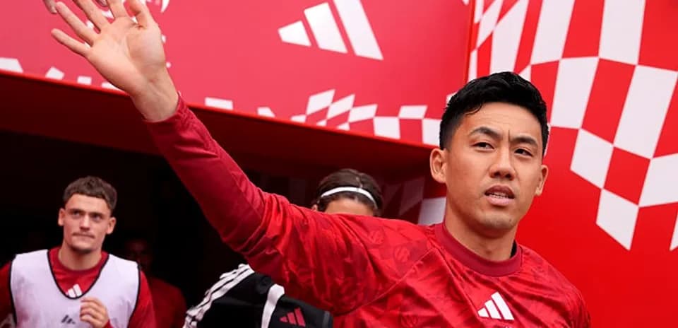 Jugador saludando al salir del túnel de estadio