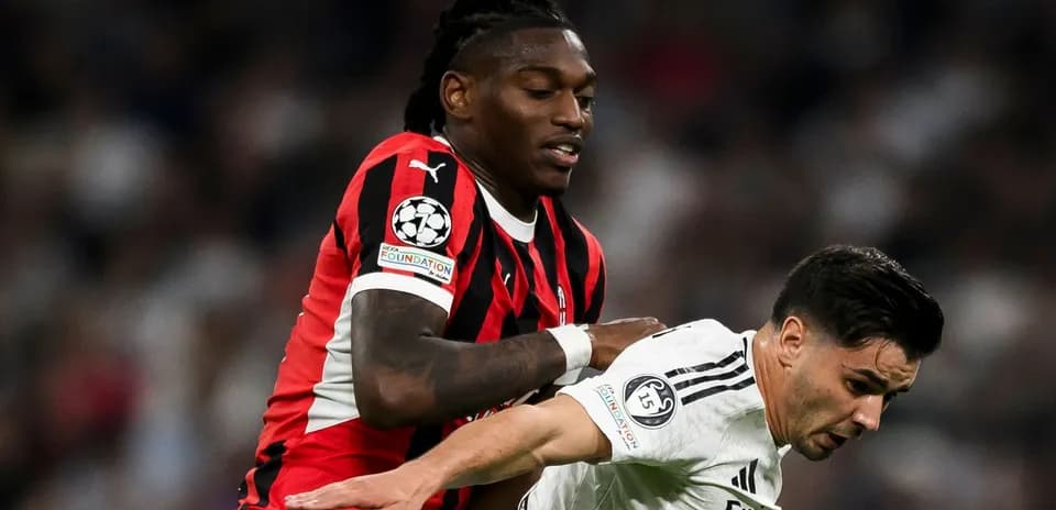 Jugadores compitiendo por el balón en el partido