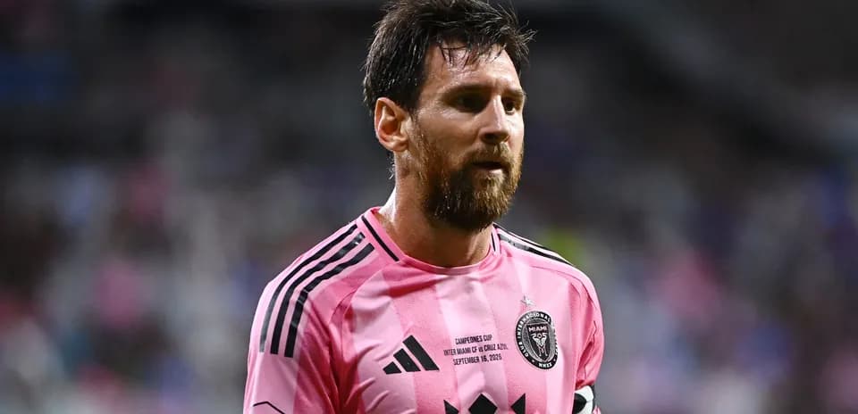 Lionel Messi en partido con camiseta rosa
