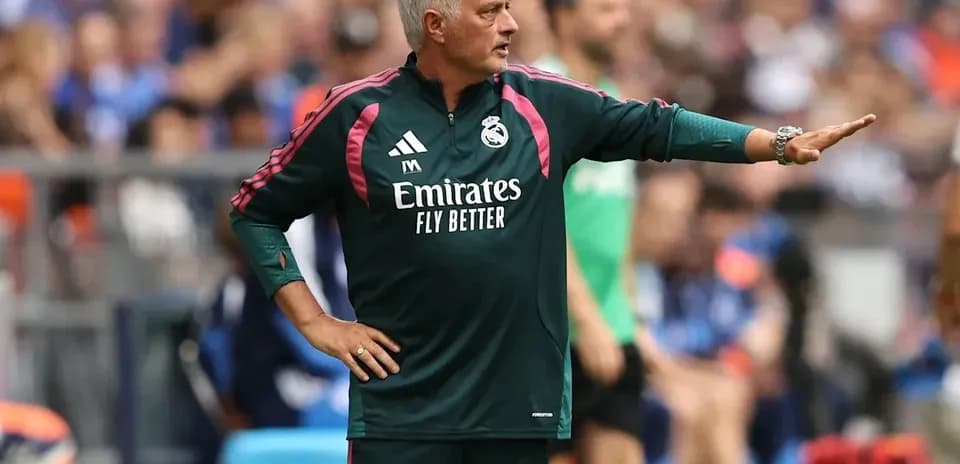Entrenador de Real Madrid dirigiendo a su equipo