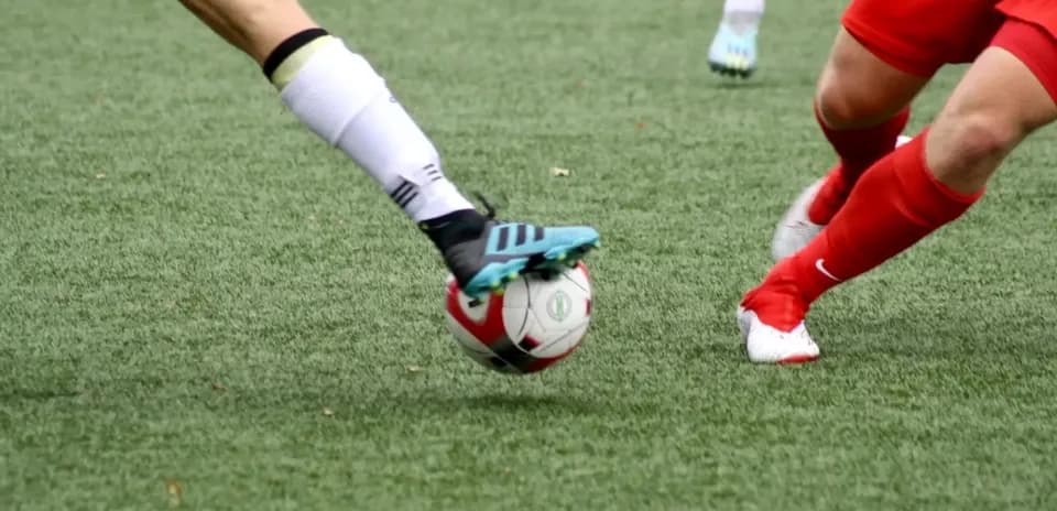Jugadora de fútbol en acción durante el partido
