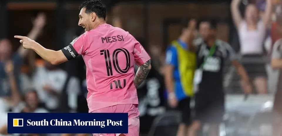 Jugador celebrando gol en camiseta rosa