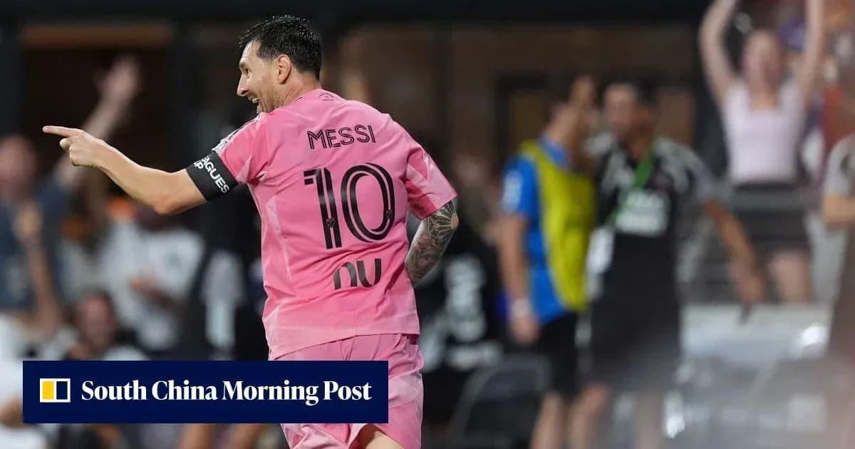 Jugador celebrando gol en camiseta rosa