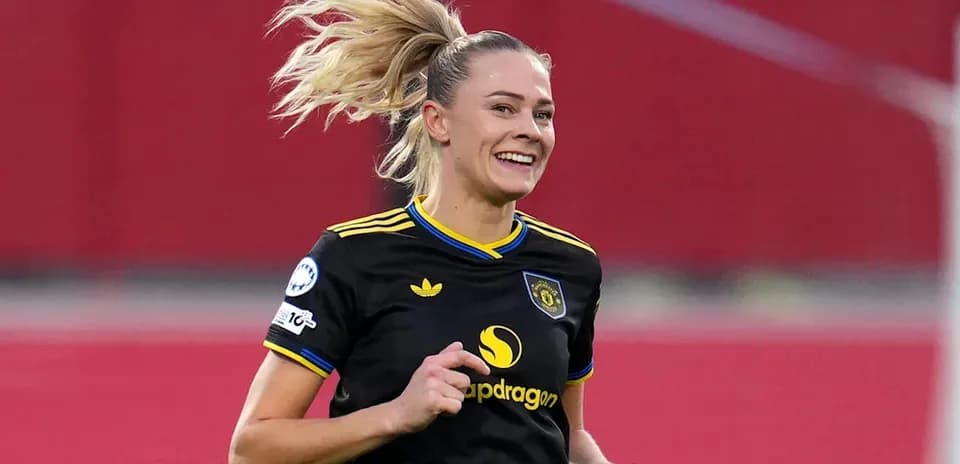 Jugadora sonriendo durante un partido de fútbol