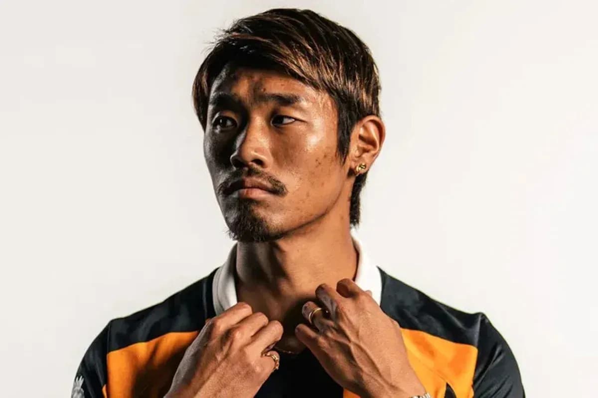 Jugador posando con camiseta deportiva en fondo claro
