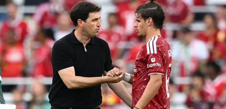 Entrenador conversando con jugador durante partido