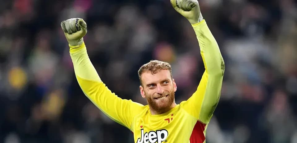 Portero celebrando con los brazos en alto