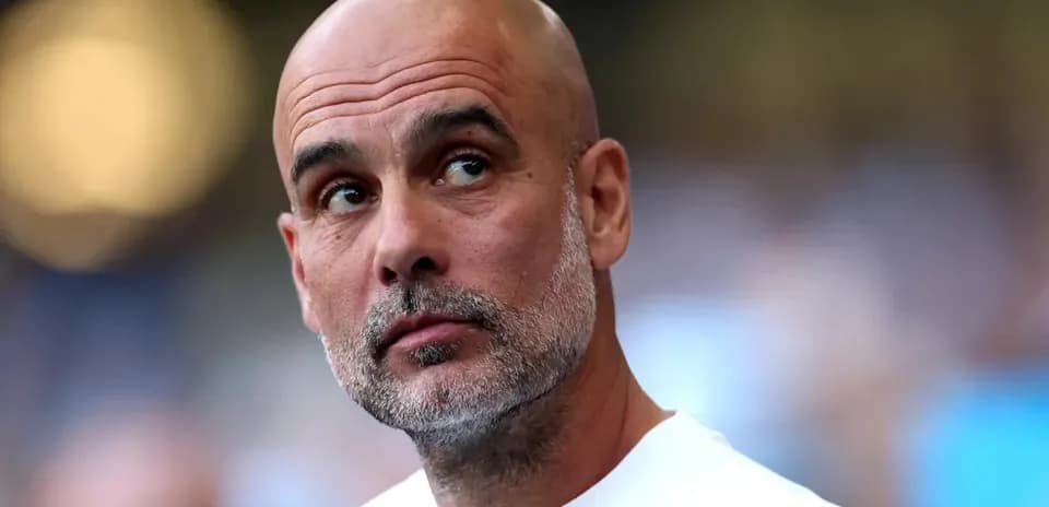 Entrenador observando el partido desde la banda