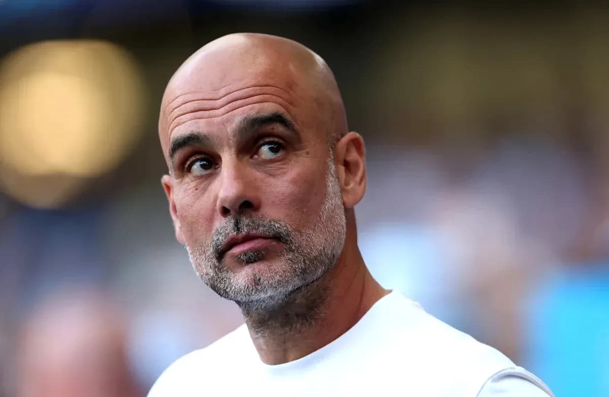 Entrenador observando el partido desde la banda