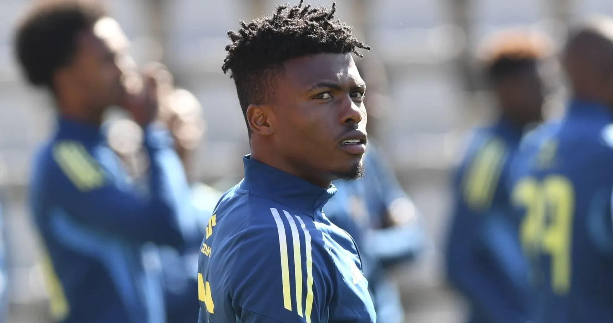 Jugador en entrenamiento con equipo de fondo difuso