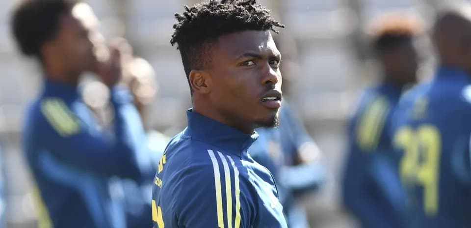 Jugador en entrenamiento con equipo de fondo difuso