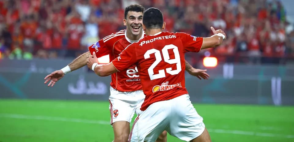 Jugadores celebrando un gol en el partido