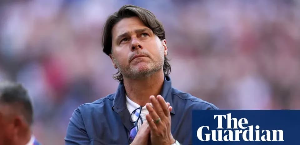 Entrenador aplaudiendo en el campo de juego