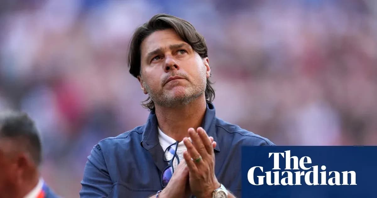 Entrenador aplaudiendo en el campo de juego