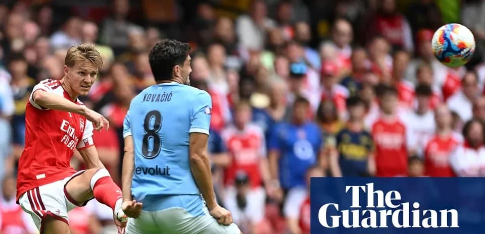 Jugador de Arsenal dispara mientras otro defiende