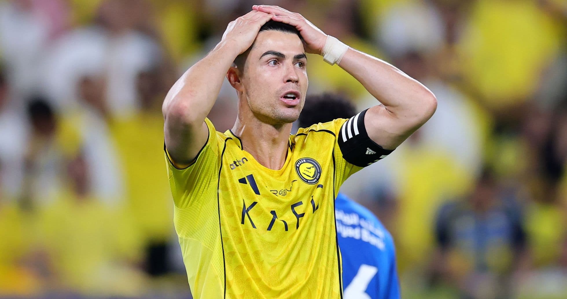 Jugador con camiseta amarilla se lleva las manos a la cabeza