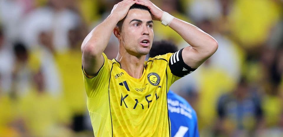 Jugador con camiseta amarilla se lleva las manos a la cabeza