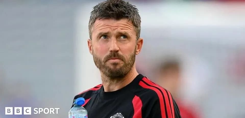 Entrenador de Manchester United sosteniendo una botella de agua